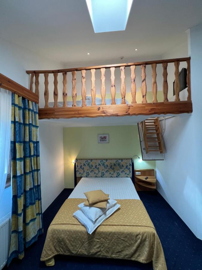 Hotel Doi Taurasi Afumaţi Extérieur photo