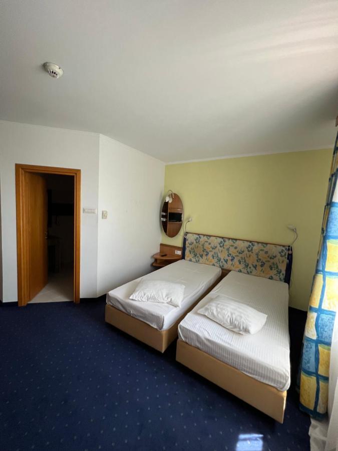 Hotel Doi Taurasi Afumaţi Extérieur photo