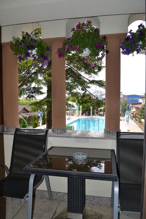 Hotel Doi Taurasi Afumaţi Extérieur photo