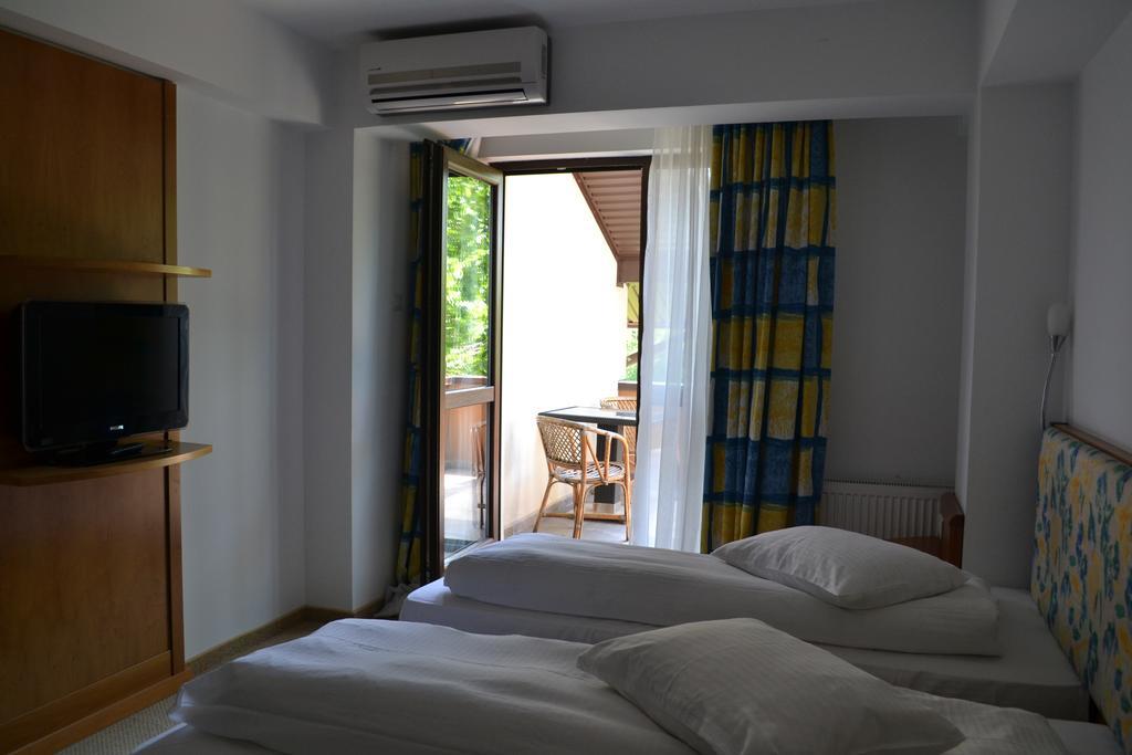Hotel Doi Taurasi Afumaţi Extérieur photo
