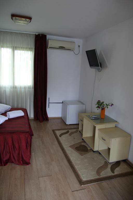 Hotel Doi Taurasi Afumaţi Extérieur photo